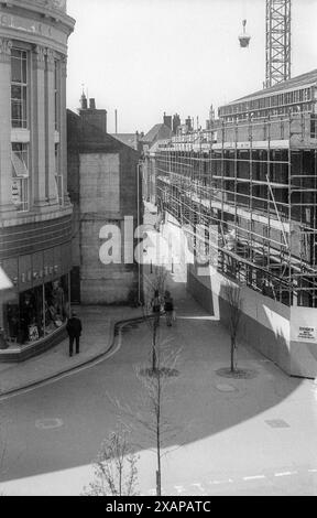 Schwarzweiß-Archivfoto der frühen 1970er Jahre mit Blick auf die Purfleet Street von der Kreuzung mit High Street. Bau eines neuen Schuhgeschäfts rechts Stockfoto