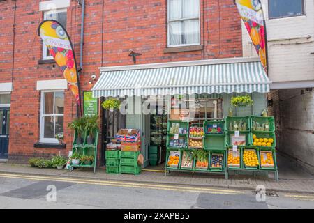 Frisches Obst und Gemüse im Dee Valley Fruit & Veg Wholesale & Retail Shop in der walisischen Stadt Llangollen. Stockfoto