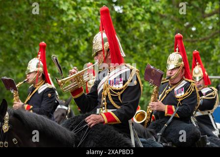 The Mall, Westminster, London, Großbritannien. Juni 2024. Die Truppe der Farbe findet am 15. Juni statt. Die Überprüfung ist eine abschließende Bewertung der Militärparade, bevor die gesamte Veranstaltung nächste Woche stattfindet. Die Truppen gingen die Mall hinunter, um die Horse Guards Parade zu überprüfen, bevor sie zurückkehrten. Das berittene Band der Household Cavalry, Blues & Royals Stockfoto