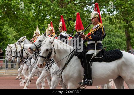 The Mall, Westminster, London, Großbritannien. Juni 2024. Die Truppe der Farbe findet am 15. Juni statt. Die Überprüfung ist eine abschließende Bewertung der Militärparade, bevor die gesamte Veranstaltung nächste Woche stattfindet. Die Truppen gingen die Mall hinunter, um die Horse Guards Parade zu überprüfen, bevor sie zurückkehrten. Das berittene Band der Household Cavalry, Blues & Royals Stockfoto