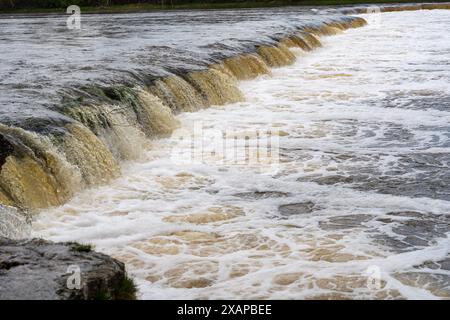 Venta Rapid (Ventas Rumba) Wasserfall im Frühling in Kuldiga, Lettland Stockfoto