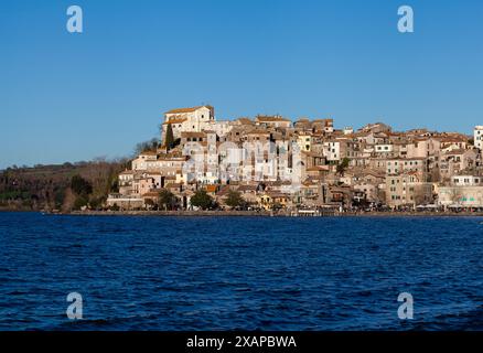 Harmonie von natürlicher Schönheit und menschlicher Besiedlung in Anguillara Sabazia (gelegen in der Provinz der Metropolstadt Rom Hauptstadt). Stockfoto