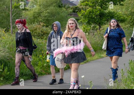 Edinburgh, Schottland, Großbritannien. Juni 2024. „Swifties“ machen sich auf den Weg zur Eröffnungsnacht ihrer Eras Tour im Murrayfield Stadium, die für die nächsten drei Nächte ausverkauft ist. Gutschrift: R.. Gass/Alamy Live News Stockfoto