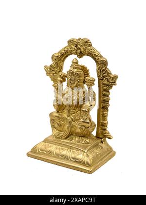 Glänzende goldene Statue der Göttin lakshmi, verehrt in hinduistischer Religion aus einem Schmuckgeschäft isoliert Stockfoto