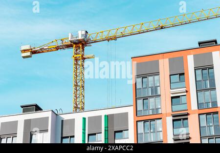 Baukräne und neue Wohnungsentwicklungen im urbanen Raum. Präsentation der technischen und industriellen Anstrengungen, die hinter der modernen Architektur stehen. Ideal für Stockfoto