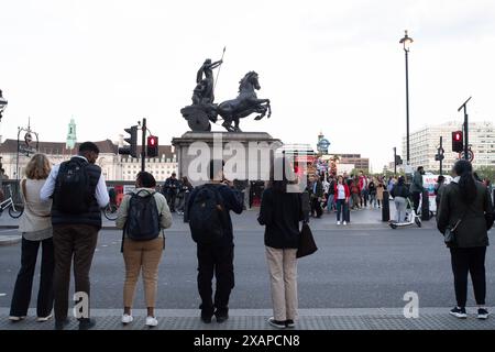 Boadicea und ihre Töchter Bronzestatue in London, die Boudica, Königin des keltischen Iceni-Stammes, darstellt, die einen Aufstand im römischen Großbritannien führte. Die Statue befindet sich auf der Nordseite des westlichen Endes der Westminster Bridge, in der Nähe von Portcullis House und Westminster Pier, gegenüber Big Ben und dem Palace of Westminster auf der anderen Straßenseite Stockfoto