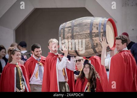 London, Großbritannien. Juni 2024. Coopers Inter-Livery Cask Race im Guildhall Yard. Die Worshipful Company of Coopers veranstaltet ihr drittes jährliches Fass-Rennen im Guildhall Yard, dem historischen Ort des römischen Amphitheaters in London, wo Teams von vier Personen auf drei Bahnen kämpfen, um Rennsieger zu werden. Guy Corbishley/Alamy Live News Stockfoto