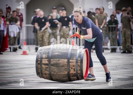 London, Großbritannien. Juni 2024. Coopers Inter-Livery Cask Race im Guildhall Yard. Die Worshipful Company of Coopers veranstaltet ihr drittes jährliches Fass-Rennen im Guildhall Yard, dem historischen Ort des römischen Amphitheaters in London, wo Teams von vier Personen auf drei Bahnen kämpfen, um Rennsieger zu werden. Guy Corbishley/Alamy Live News Stockfoto