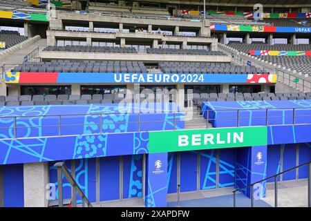 Berlin, Deutschland - 7. Juni 2024: VIP-Tribunes des Olympiastadions Berlin wurden im Rahmen der UEFA EURO 2024 eingerichtet, die während des Open-Media-Tages in der Woche vor dem Turnier der UEFA EURO 2024 zu sehen waren Stockfoto