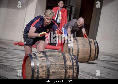 London, Großbritannien. Juni 2024. Coopers Inter-Livery Cask Race im Guildhall Yard. Die Worshipful Company of Coopers veranstaltet ihr drittes jährliches Fass-Rennen im Guildhall Yard, dem historischen Ort des römischen Amphitheaters in London, wo Teams von vier Personen auf drei Bahnen kämpfen, um Rennsieger zu werden. Guy Corbishley/Alamy Live News Stockfoto