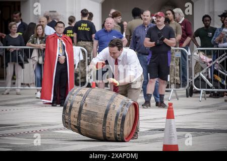 London, Großbritannien. Juni 2024. Coopers Inter-Livery Cask Race im Guildhall Yard. Die Worshipful Company of Coopers veranstaltet ihr drittes jährliches Fass-Rennen im Guildhall Yard, dem historischen Ort des römischen Amphitheaters in London, wo Teams von vier Personen auf drei Bahnen kämpfen, um Rennsieger zu werden. Guy Corbishley/Alamy Live News Stockfoto