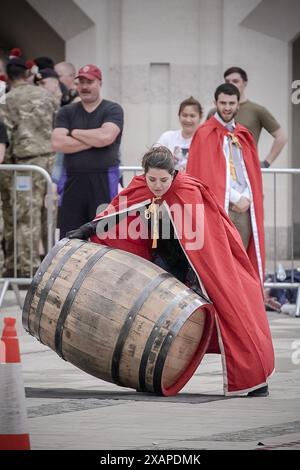 London, Großbritannien. Juni 2024. Coopers Inter-Livery Cask Race im Guildhall Yard. Die Worshipful Company of Coopers veranstaltet ihr drittes jährliches Fass-Rennen im Guildhall Yard, dem historischen Ort des römischen Amphitheaters in London, wo Teams von vier Personen auf drei Bahnen kämpfen, um Rennsieger zu werden. Guy Corbishley/Alamy Live News Stockfoto