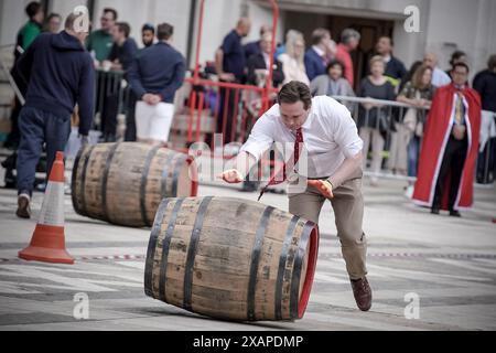 London, Großbritannien. Juni 2024. Coopers Inter-Livery Cask Race im Guildhall Yard. Die Worshipful Company of Coopers veranstaltet ihr drittes jährliches Fass-Rennen im Guildhall Yard, dem historischen Ort des römischen Amphitheaters in London, wo Teams von vier Personen auf drei Bahnen kämpfen, um Rennsieger zu werden. Guy Corbishley/Alamy Live News Stockfoto