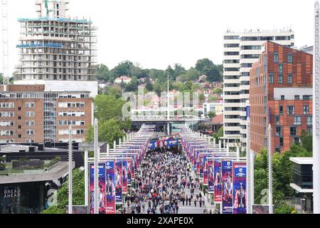 Die Fans begeben sich vor dem Finale des Betfred Women's Challenge Cup im Londoner Wembley Stadium zum Stadion. Bilddatum: Samstag, 8. Juni 2024. Stockfoto