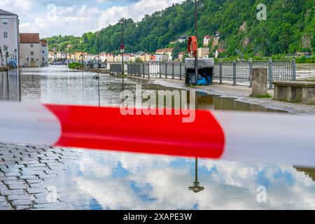 Überflutete Uferstraße ist gesperrt, Passauer Altstadt, Hochwasser an der Donau, Passau, 5. Juni 2024 Deutschland, Passau, 5. Juni 2024, Passauer Altstadt ist im Uferbereich der Donau überflutet, gesperrte Uferstraße, Überschwemmungsgebiet an der Donau, Flutkatastrophe in Bayern, Niederbayern, *** überflutete Uferstraße ist gesperrt, Passauer Altstadt, Überschwemmung an der Donau, Passau, 5. Juni 2024 Deutschland, Passau, Passau, 5. Juni 2024, Passauer Altstadt am Ufer der Donau überschwemmt, geschlossene Uferstraße, überflutetes Gebiet an der Donau, Hochwasserkatastrophe in Bayern, Niederbayern, Stockfoto