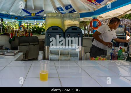 Kuba, 14FEB2016 - der Barkeeper serviert Getränke in einer offenen tropischen Strandbar in einem Hotelresort auf der Insel Santa Maria. Stockfoto