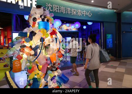 Shenyang, Chinas Provinz Liaoning. Juni 2024. Menschen besuchen ein Aquarium in Shenyang, nordöstlicher chinesischer Provinz Liaoning, 8. Juni 2024. Der 8. Juni ist der Welttag der Ozeane. Quelle: Long Lei/Xinhua/Alamy Live News Stockfoto