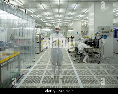 (240608) -- PEKING, 8. Juni 2024 (Xinhua) -- Yang Jian posiert für ein Foto in der Werkstatt im Hauptsitz von TankeBlue Semiconductor Co., Ltd. Im Daxing District von Peking, Hauptstadt von China, 24. Januar 2024. Im Jahr 2006 gründete Yang Jian, der Unternehmensleiter, TankeBlue Semiconductor Co., Ltd. In enger Zusammenarbeit mit einem Forscherteam des Instituts für Physik der Chinesischen Akademie der Wissenschaften. Das Unternehmen übernimmt nun die Führung in China bei der Forschung und Entwicklung, Herstellung und dem Vertrieb der dritten Generation von Halbleitersubstraten SiC (Siliziumcarbid). Nach 18 Jahren Stockfoto