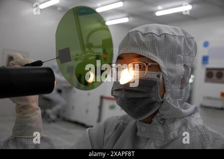 (240608) -- PEKING, 8. Juni 2024 (Xinhua) -- Ein Mitarbeiter arbeitet in der Werkstatt im Hauptsitz von TankeBlue Semiconductor Co., Ltd. Im Bezirk Daxing in Peking, Hauptstadt von China, 24. Januar 2024. Im Jahr 2006 gründete Yang Jian, der Unternehmensleiter, TankeBlue Semiconductor Co., Ltd. In enger Zusammenarbeit mit einem Forscherteam des Instituts für Physik der Chinesischen Akademie der Wissenschaften. Das Unternehmen übernimmt nun die Führung in China bei der Forschung und Entwicklung, Herstellung und dem Vertrieb der dritten Generation von Halbleitersubstraten SiC (Siliziumcarbid). Nach 18 Jahren de Stockfoto