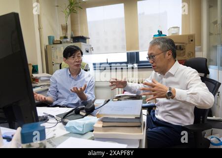 (240608) -- PEKING, 8. Juni 2024 (Xinhua) -- Yang Jian (R) kommuniziert mit dem Forscher Chen Xiaolong in Chens Büro im Institut für Physik der Chinesischen Akademie der Wissenschaften in Peking, Hauptstadt Chinas, 24. Mai 2024. Im Jahr 2006 gründete Yang Jian, der Unternehmensleiter, TankeBlue Semiconductor Co., Ltd. In enger Zusammenarbeit mit einem Forscherteam des Instituts für Physik der Chinesischen Akademie der Wissenschaften. Das Unternehmen übernimmt nun die Führung in China bei der Forschung und Entwicklung, Herstellung und dem Vertrieb der dritten Generation von Halbleitersubstraten SiC (Siliziumcarbid). Stockfoto