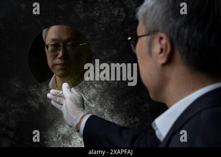 (240608) -- PEKING, 8. Juni 2024 (Xinhua) -- dieses Foto vom 24. Mai 2024 zeigt ein Porträt von Yang Jian in Peking, der Hauptstadt Chinas. Im Jahr 2006 gründete Yang Jian, der Unternehmensleiter, TankeBlue Semiconductor Co., Ltd. In enger Zusammenarbeit mit einem Forscherteam des Instituts für Physik der Chinesischen Akademie der Wissenschaften. Das Unternehmen übernimmt nun die Führung in China bei der Forschung und Entwicklung, Herstellung und dem Vertrieb der dritten Generation von Halbleitersubstraten SiC (Siliziumcarbid). Nach 18 Jahren Entwicklungszeit besitzt das Unternehmen bis heute sieben Kerntechnologien Stockfoto