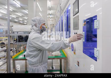 (240608) -- PEKING, 8. Juni 2024 (Xinhua) -- Ein Mitarbeiter arbeitet in der Werkstatt im Hauptsitz von TankeBlue Semiconductor Co., Ltd. Im Bezirk Daxing in Peking, Hauptstadt von China, 24. Januar 2024. Im Jahr 2006 gründete Yang Jian, der Unternehmensleiter, TankeBlue Semiconductor Co., Ltd. In enger Zusammenarbeit mit einem Forscherteam des Instituts für Physik der Chinesischen Akademie der Wissenschaften. Das Unternehmen übernimmt nun die Führung in China bei der Forschung und Entwicklung, Herstellung und dem Vertrieb der dritten Generation von Halbleitersubstraten SiC (Siliziumcarbid). Nach 18 Jahren de Stockfoto