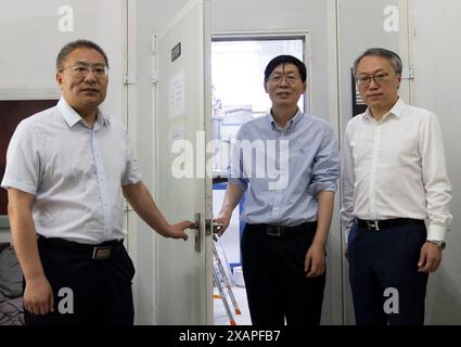 (240608) -- PEKING, 8. Juni 2024 (Xinhua) -- Yang Jian (R) posiert für ein Gruppenfoto mit dem Forscher Chen Xiaolong (C) und dem Ingenieur Wang Wenjun, beide Experten vom Institut für Physik der Chinesischen Akademie der Wissenschaften, in Peking, Hauptstadt Chinas, 24. Mai 2024. Im Jahr 2006 gründete Yang Jian, der Unternehmensleiter, TankeBlue Semiconductor Co., Ltd. In enger Zusammenarbeit mit einem Forscherteam des Instituts für Physik der Chinesischen Akademie der Wissenschaften. Das Unternehmen übernimmt nun die Führung in China bei Forschung und Entwicklung, Herstellung und Vertrieb der dritten Generation von Halbleiterbauteilen Stockfoto