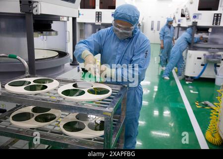 (240608) -- PEKING, 8. Juni 2024 (Xinhua) -- Ein Mitarbeiter arbeitet in der Werkstatt im Hauptsitz von TankeBlue Semiconductor Co., Ltd. Im Bezirk Daxing in Peking, Hauptstadt von China, 24. Januar 2024. Im Jahr 2006 gründete Yang Jian, der Unternehmensleiter, TankeBlue Semiconductor Co., Ltd. In enger Zusammenarbeit mit einem Forscherteam des Instituts für Physik der Chinesischen Akademie der Wissenschaften. Das Unternehmen übernimmt nun die Führung in China bei der Forschung und Entwicklung, Herstellung und dem Vertrieb der dritten Generation von Halbleitersubstraten SiC (Siliziumcarbid). Nach 18 Jahren de Stockfoto