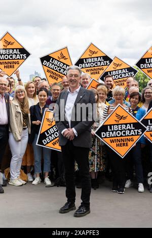 London, Großbritannien. Samstag, 8. Juni 2024. Der Kandidat der Liberaldemokraten für Wimbledon, Paul Kohler, der heute Morgen im Wimbledon Park mit dem ehemaligen Führer Vince Cable im Wahlkampf stand. Paul hatte 628 Stimmen hinter den Konservativen bei den Parlamentswahlen 2019. Quelle: Katie Collins/EMPICS/Alamy Live News Stockfoto