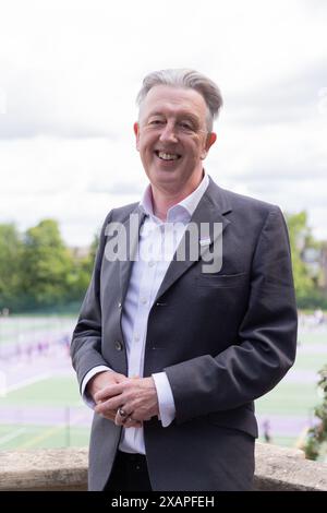 London, Großbritannien. Samstag, 8. Juni 2024. Der Kandidat der Liberaldemokraten für Wimbledon, Paul Kohler, der heute Morgen im Wimbledon Park Wahlkampf macht. Paul hatte 628 Stimmen hinter den Konservativen bei den Parlamentswahlen 2019. Quelle: Katie Collins/EMPICS/Alamy Live News Stockfoto