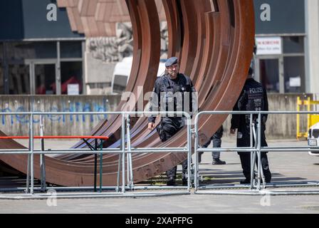 Duisburg, Deutschland. Juni 2024. Bundespolizisten kontrollieren den König-Heinrich-Platz vor der Endkundgebung der SPD für die Europawahlen. Am Ende ihres Europawahlen versammeln sich die Spitzenvertreter der SPD in der Industriestadt und SPD-Festung. Quelle: Thomas Banneyer/dpa/Alamy Live News Stockfoto