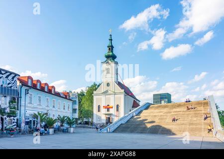 Kirche Urfahr, Treppen am Ars Electronica Center, Freiluftrestaurant Linz an der Donau Oberösterreich, Oberösterreich Stockfoto