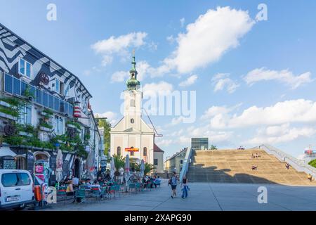 Kirche Urfahr, Treppen am Ars Electronica Center, Freiluftrestaurant Linz an der Donau Oberösterreich, Oberösterreich Stockfoto