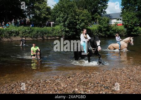 Appleby, England, Großbritannien. Juni 2024. Die Appleby Horse Fair, die jährlich in Cumbria stattfindet, zieht Tausende von Zigeunern, Reisenden und Pferdebegeisterten an. Diese traditionelle Veranstaltung aus dem 18. Jahrhundert ist eine der größten Veranstaltungen dieser Art in Europa. Die Teilnehmer kaufen und verkaufen Pferde, zeigen ihre Fähigkeiten und feiern ihre Kultur mit einer Vielzahl von Aktivitäten und Festlichkeiten. (Kreditbild: © Joao Daniel Pereira/ZUMA Press Wire) NUR REDAKTIONELLE VERWENDUNG! Nicht für kommerzielle ZWECKE! Quelle: ZUMA Press, Inc./Alamy Live News Stockfoto