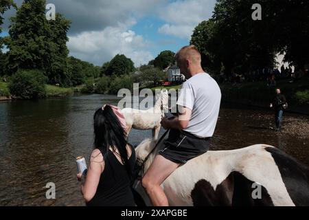 Appleby, England, Großbritannien. Juni 2024. Die Appleby Horse Fair, die jährlich in Cumbria stattfindet, zieht Tausende von Zigeunern, Reisenden und Pferdebegeisterten an. Diese traditionelle Veranstaltung aus dem 18. Jahrhundert ist eine der größten Veranstaltungen dieser Art in Europa. Die Teilnehmer kaufen und verkaufen Pferde, zeigen ihre Fähigkeiten und feiern ihre Kultur mit einer Vielzahl von Aktivitäten und Festlichkeiten. (Kreditbild: © Joao Daniel Pereira/ZUMA Press Wire) NUR REDAKTIONELLE VERWENDUNG! Nicht für kommerzielle ZWECKE! Quelle: ZUMA Press, Inc./Alamy Live News Stockfoto