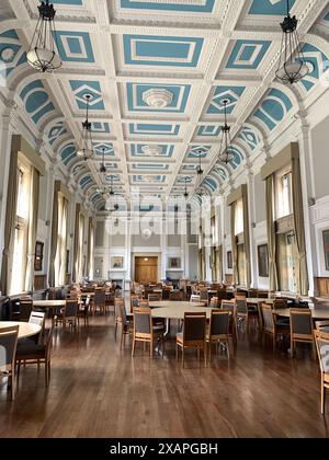 The Founders Dining Hall im Royal Holloway in Egham, Surrey. Das heutige Royal Holloway besteht aus zwei Colleges, gegründet von zwei sozialen Pionieren, Elizabeth Jesser Reid und Thomas Holloway. Sie gehörten zu den ersten Orten in Großbritannien, an denen Frauen Zugang zu Hochschulbildung hatten. Das Bedford College in London eröffnete seine Pforten 1849 und das beeindruckende Founder's Building des Royal Holloway College wurde 1886 von Queen Victoria enthüllt – es ist immer noch der Mittelpunkt des Campus. 1900 wurden die Colleges Teil der University of London und 1985 fusionierten sie zu dem heutigen Royal Holloway' Stockfoto