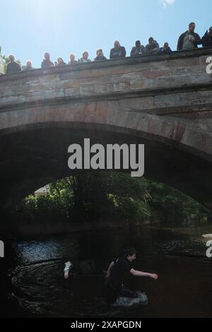 Appleby, England, Großbritannien. Juni 2024. Die Appleby Horse Fair, die jährlich in Cumbria stattfindet, zieht Tausende von Zigeunern, Reisenden und Pferdebegeisterten an. Diese traditionelle Veranstaltung aus dem 18. Jahrhundert ist eine der größten Veranstaltungen dieser Art in Europa. Die Teilnehmer kaufen und verkaufen Pferde, zeigen ihre Fähigkeiten und feiern ihre Kultur mit einer Vielzahl von Aktivitäten und Festlichkeiten. (Kreditbild: © Joao Daniel Pereira/ZUMA Press Wire) NUR REDAKTIONELLE VERWENDUNG! Nicht für kommerzielle ZWECKE! Quelle: ZUMA Press, Inc./Alamy Live News Stockfoto