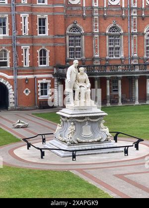 Royal Holloway in Egham, Surrey. Das heutige Royal Holloway besteht aus zwei Colleges, gegründet von zwei sozialen Pionieren, Elizabeth Jesser Reid und Thomas Holloway. Sie gehörten zu den ersten Orten in Großbritannien, an denen Frauen Zugang zu Hochschulbildung hatten. Das Bedford College in London eröffnete seine Pforten 1849 und das beeindruckende Founder's Building des Royal Holloway College wurde 1886 von Queen Victoria enthüllt – es ist immer noch der Mittelpunkt des Campus. 1900 wurden die Colleges Teil der University of London und 1985 fusionierten sie zu dem heutigen Royal Holloway' Stockfoto