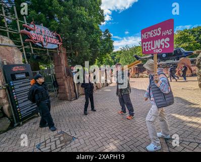 Alton, Großbritannien. Juni 2024. Charakterdarsteller protestieren vor der Nemesis Sub-Terra Ride in Alton Towers. Autor: Thomas Faull/Alamy Live News Stockfoto