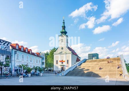 Linz: Kirche Urfahr, Treppe im Ars Electronica Center, Freiluftrestaurant in Linz an der Donau, Oberösterreich, Oberösterreich, Österreich Stockfoto