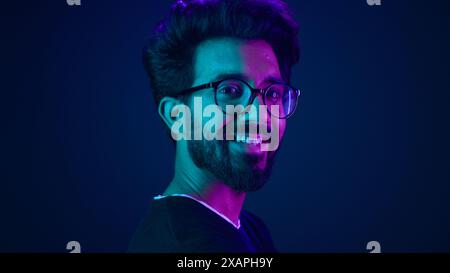 Portrait Indianer Mann stehend im Profil Seitenansicht drehen zu Kamera lächelnd zahniger glücklicher Kerl Entwickler Coding Smile Computer Internet Technologie Hacker Stockfoto