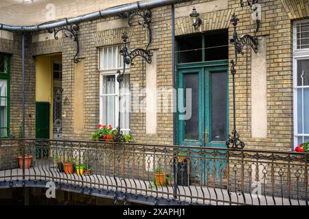 Das Gemeindegebiet eines historischen Wohnhauses in Budapest, Ungarn Stockfoto