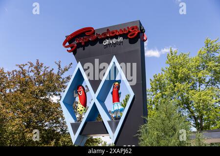 Uperdawg Drive-in ist ein familiengeführtes Drive-in-Restaurant, das 1948 gegründet wurde. Es verfügt über zwei Standorte und eines der ältesten Drive-in-Restaurants Stockfoto