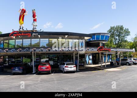 Uperdawg Drive-in ist ein familiengeführtes Drive-in-Restaurant, das 1948 gegründet wurde. Es verfügt über zwei Standorte und eines der ältesten Drive-in-Restaurants Stockfoto