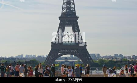 Olympische Ringe auf dem Eiffelturm in Paris, Frankreich Stockfoto