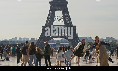 Olympische Ringe auf dem Eiffelturm in Paris, Frankreich Stockfoto