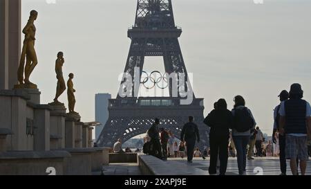 Olympische Ringe auf dem Eiffelturm in Paris, Frankreich Stockfoto