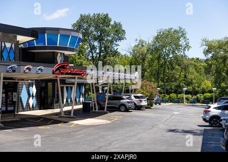 Uperdawg Drive-in ist ein familiengeführtes Drive-in-Restaurant, das 1948 gegründet wurde. Es verfügt über zwei Standorte und eines der ältesten Drive-in-Restaurants Stockfoto