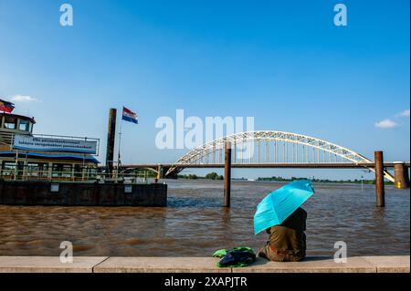 Ein Mann sieht den Fluss Waal. Der anhaltende Regen in Süddeutschland führt zu einem Anstieg der Wasserstände in den Niederlanden nahe Deutschland. d. in der Grenzstadt Lobith an Gelderland wurde ein Wasserstand von 12,85 Metern über dem NAP (der Basis zur Messung der Wasserstände) gemessen. In Nijmegen befinden sich niedrige Teile des Kais und rund um den Hafen an der Waalkade unter Wasser. Der Wasserstand des Rheins erreichte am Freitagmorgen einen Höchststand, war aber weniger hoch als ursprünglich erwartet. Es wurde erwartet, dass das Wasser mehr als 13 Meter über dem NAP steigen würde. (Foto: Ana Fernandez/SOPA Ima Stockfoto