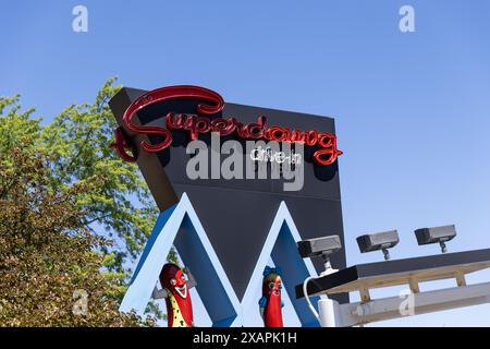 Uperdawg Drive-in ist ein familiengeführtes Drive-in-Restaurant, das 1948 gegründet wurde. Es verfügt über zwei Standorte und eines der ältesten Drive-in-Restaurants Stockfoto